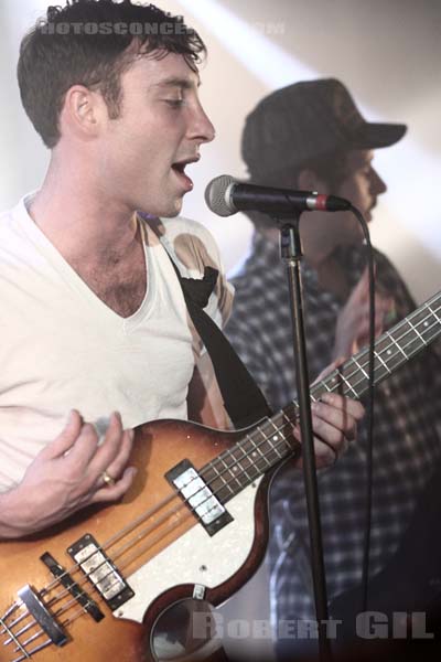 BLACK LIPS - 2011-12-04 - PARIS - La Maroquinerie - Jared Swilley - Ian Brown